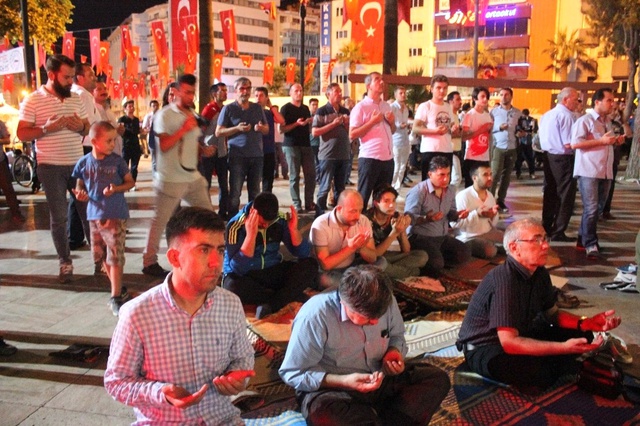 Denizli'deki Demokrasi Nöbetine 10 Aylık Kübranur Bebekte Ailesiyle Katıldı
