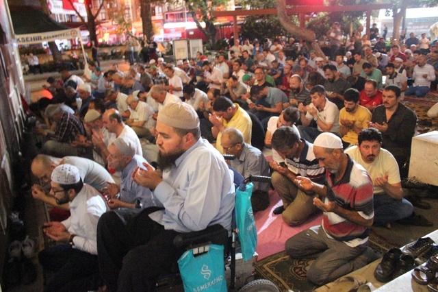 Denizli'deki Demokrasi Nöbetine 10 Aylık Kübranur Bebekte Ailesiyle Katıldı