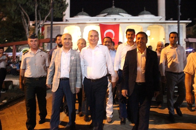 Denizli'deki Demokrasi Nöbetine 10 Aylık Kübranur Bebekte Ailesiyle Katıldı