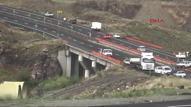 Virajı Alamayan Sürücü Kars Çayına Uçtu: 1 Ölü