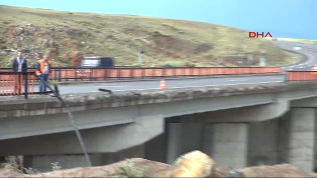 Virajı Alamayan Sürücü Kars Çayına Uçtu: 1 Ölü