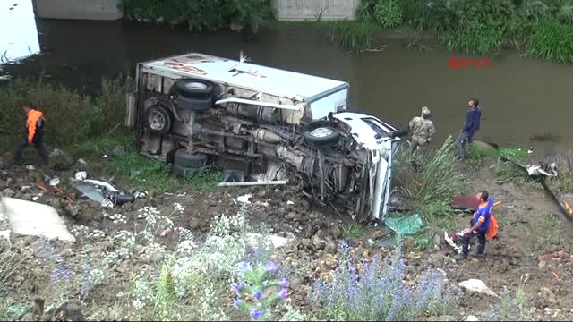 Virajı Alamayan Sürücü Kars Çayına Uçtu: 1 Ölü