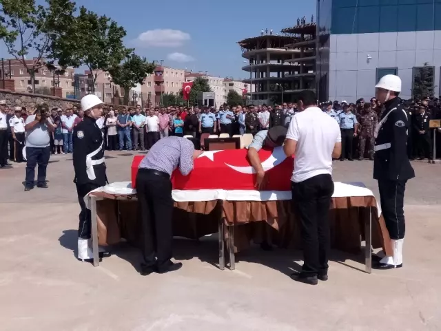 Şehit Polisin 6 Yaşındaki Oğlu Cenaze Töreninde Babasının Resmine Sarılıp Ağladı