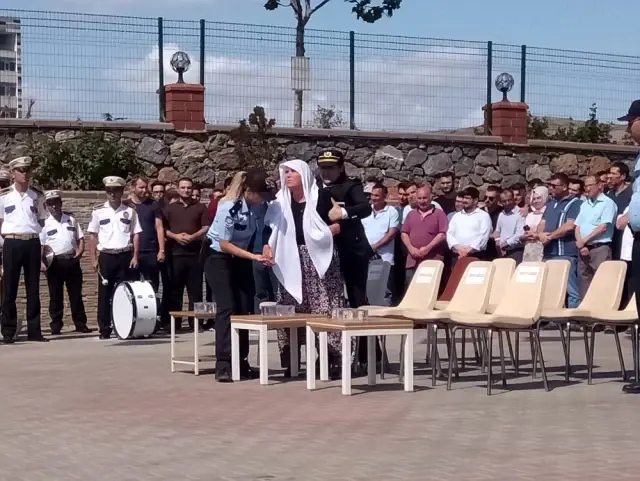 Şehit Polisin 6 Yaşındaki Oğlu Cenaze Töreninde Babasının Resmine Sarılıp Ağladı