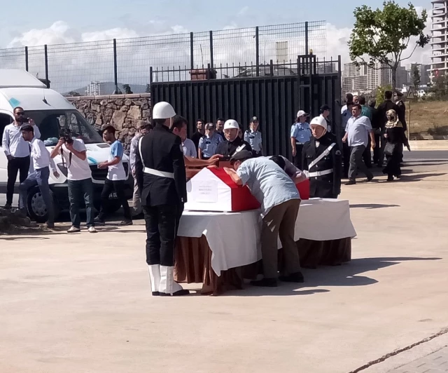 Şehit Polisin 6 Yaşındaki Oğlu Cenaze Töreninde Babasının Resmine Sarılıp Ağladı