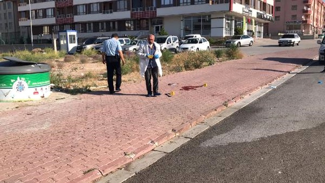 Sokak Ortasında Arkadaşlarıyla Tartıştıktan Sonra Göğsünden Vuruldu