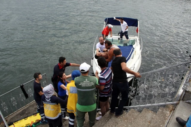 İzmit Açıklarında 5 Kişinin Bulunduğu Tekne Alabora Oldu