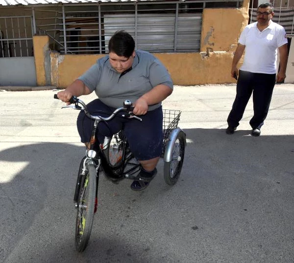 3 Yaşında Obezite Teşhisi Kondu, 10 Yaşında 165 Kiloya Ulaştı!