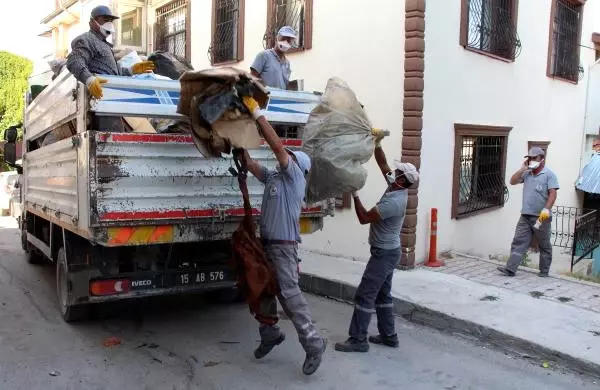 Burdur'da Kötü Kokuların Geldiği Evi Basan Görevliler, 10 Kamyon Çöple Karşılaştı