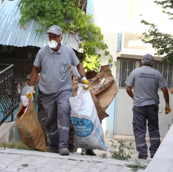 Burdur'da Kötü Kokuların Geldiği Evi Basan Görevliler, 10 Kamyon Çöple Karşılaştı