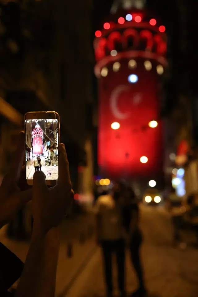 15 Temmuz'un Yıl Dönümünde, Galata Kulesi Kırmızı Beyaza Büründü