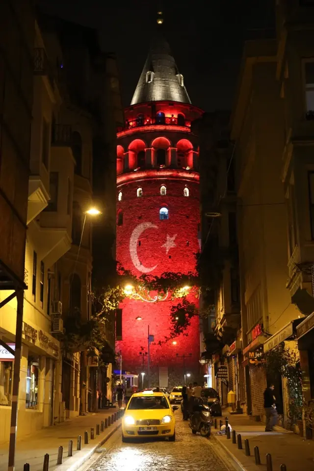 15 Temmuz'un Yıl Dönümünde, Galata Kulesi Kırmızı Beyaza Büründü