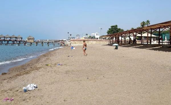 Antalya'nın 5 Yıldızlı Oteller Bölgesindeki Halk Plajına Yakışmayan Görüntüler
