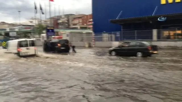 Göle Dönen Yolda Kimi Aracını Terk Etti, Kimi Elleriyle İtti