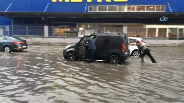 Göle Dönen Yolda Kimi Aracını Terk Etti, Kimi Elleriyle İtti