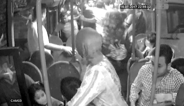 Halk Otobüsünde Kız Arkadaşına Bakarak Taciz Eden Kişiyi Tekme Tokat Dövdü