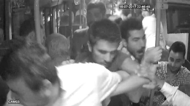 Halk Otobüsünde Kız Arkadaşına Bakarak Taciz Eden Kişiyi Tekme Tokat Dövdü