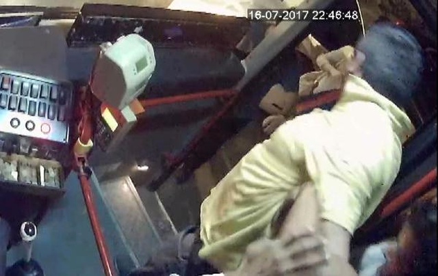 Halk Otobüsünde Kız Arkadaşına Bakarak Taciz Eden Kişiyi Tekme Tokat Dövdü