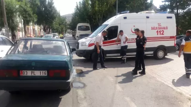 Otomobille Ambulansa Çarpan Alkolü Sürücü Sağlık Görevlilerini Darp Etti