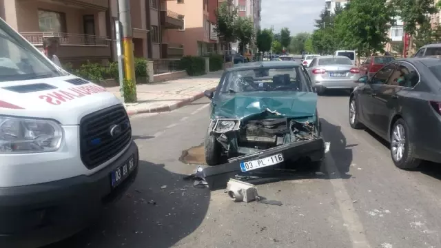 Otomobille Ambulansa Çarpan Alkolü Sürücü Sağlık Görevlilerini Darp Etti