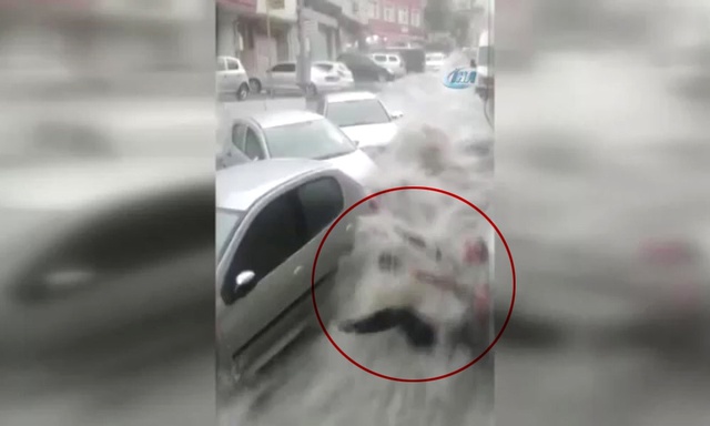 Yağış Sonrası Sele Kapılan Vatandaşların Sürüklenme Görüntüleri Ortaya Çıktı