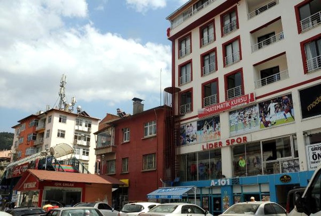 Ruhsat Alabilmek İçin 5 Katlı Binaya 3 Katlık Yangın Merdiveni Yaptılar