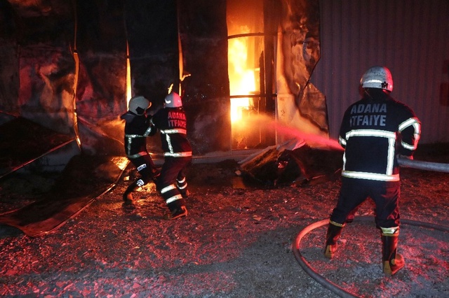 Adana'da Mobilya Fabrikası Yandı, Vatandaş Film Gibi İzleyip Canlı Yayın Yaptı