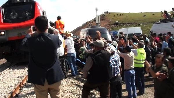 Bakü-Tiflis-Kars Demiryolu Hattından Geçen İlk Tren, Ardahan Halkını Yollara Döktü