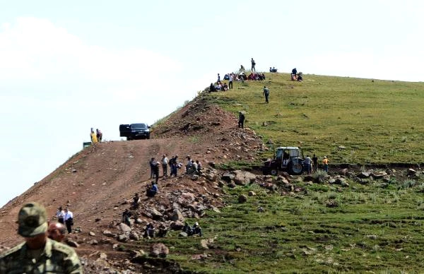 Bakü-Tiflis-Kars Demiryolu Hattından Geçen İlk Tren, Ardahan Halkını Yollara Döktü