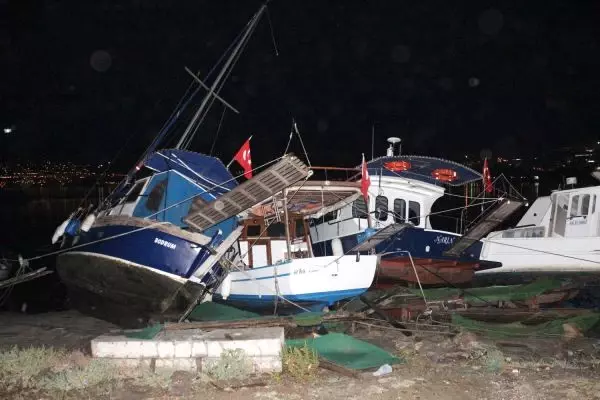 Ege'de Küçük Tsunami! Deniz Suyu 100 Metre İçeriye Girdi, Tekne ve Araçlar Sürüklendi