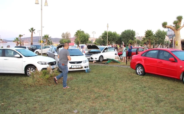 Ege'de Küçük Tsunami! Deniz Suyu 100 Metre İçeriye Girdi, Tekne ve Araçlar Sürüklendi