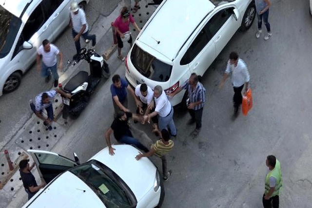 Trafikte Sürücülerin Yol İsteme Tartışması Uçan Tekmeli Kavgaya Dönüştü