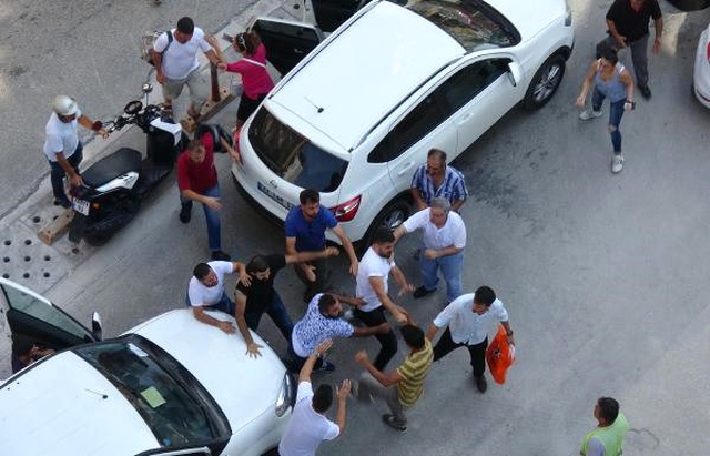 Trafikte Sürücülerin Yol İsteme Tartışması Uçan Tekmeli Kavgaya Dönüştü