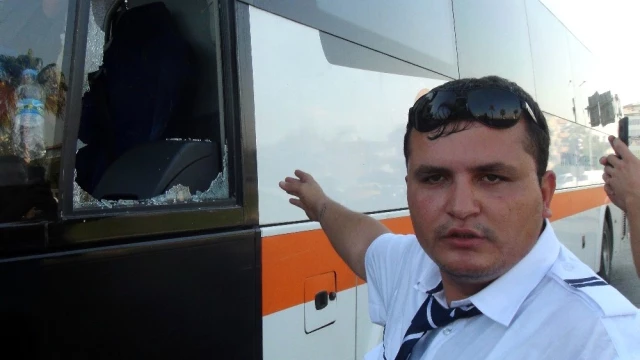 Yol Ortasında Şınav Çekti, Kendisini Uyaran Turist Otobüsüne Sopayla Saldırdı