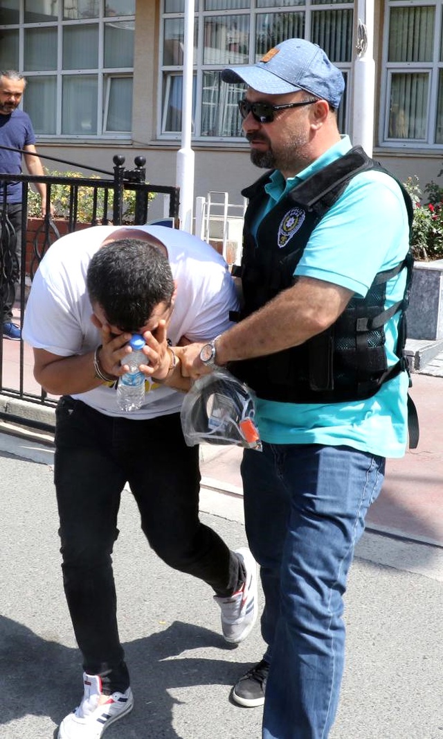 Bonzaiyi 10 Yaşındaki Kızın Çamaşırına Sakladı