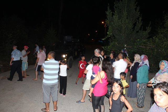 Ormandaki Kesintili Işıkları İmdat Sinyali Zanneden Vatandaş Sokağa Döküldü