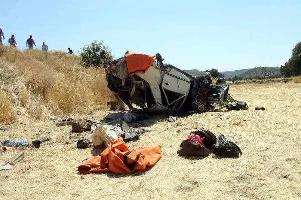 Direksiyon Hakimiyetini Kaybeden Otomobil Takla Attı: 3 Ölü, 1 Yaralı