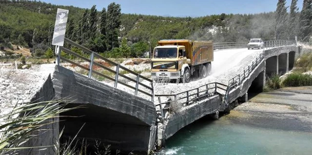 Sel Felaketinde Çöken Köprü Tehlikeye Rağmen Kullanılmaya Devam Ediyor