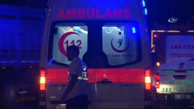 İşçileri Taşıyan Kamyonet, Yolda Duran Araca Arkadan Çarptı: 9 Yaralı