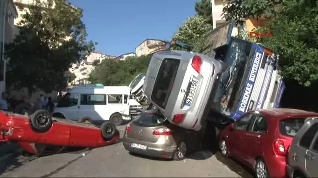 Beykoz'da Araç Taşıyan Tır Kaza Yapınca Cadde Savaş Alanına Döndü