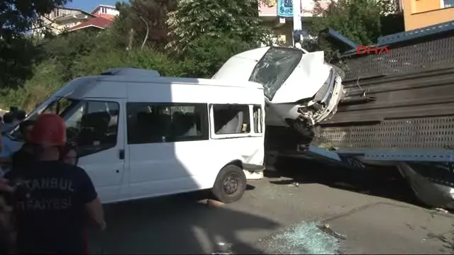 Beykoz'da Araç Taşıyan Tır Kaza Yapınca Cadde Savaş Alanına Döndü