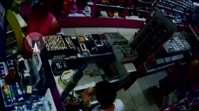 Mağazaya Müşteri Gibi Giren Hamile Kadının Hırsızlık Yaptığı Anlar Kamerada