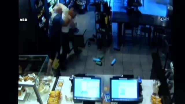 Oyuncak Silahla Soyguna Geldi, Sandalyenin Gazabına Uğradı