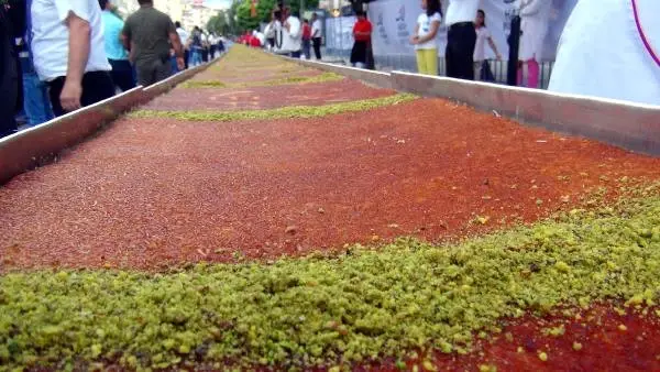 Hatay'da 78 Metrelik 1,5 Ton Künefe 20 Dakikada Tükendi