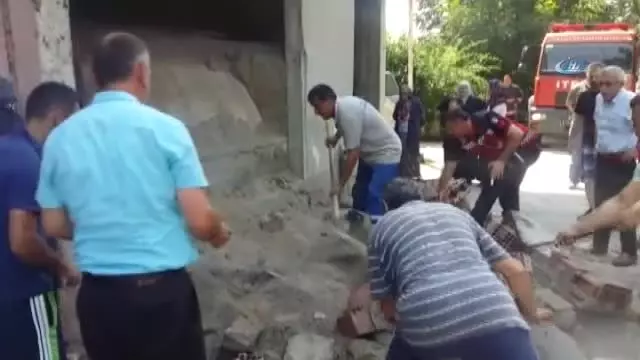 Sıcaktan Çatlayan Bina Duvarı Çöktü: 3'ü Çocuk, 4 Yaralı