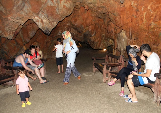 Astım Hastalarına Şifalı Geldiği Söylenen Damlataş Mağarası Turistlerin Akınına Uğruyor