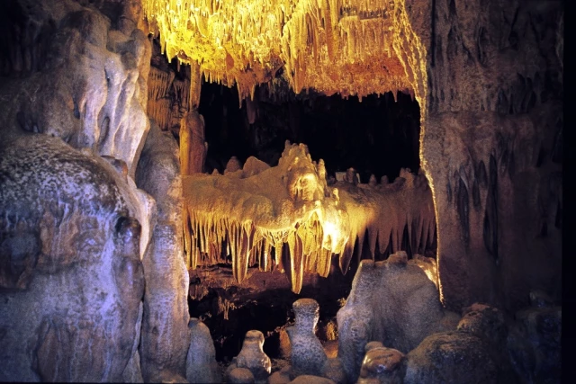 Astım Hastalarına Şifalı Geldiği Söylenen Damlataş Mağarası Turistlerin Akınına Uğruyor