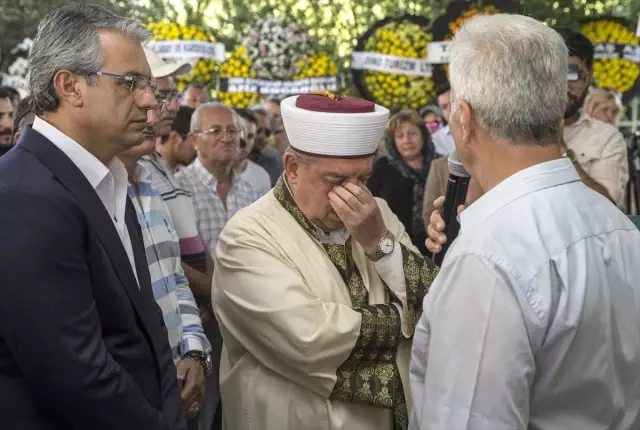 Depremde Ölen Gencin Cenaze Namazını Kıldıran İmam Gözyaşlarını Tutamadı