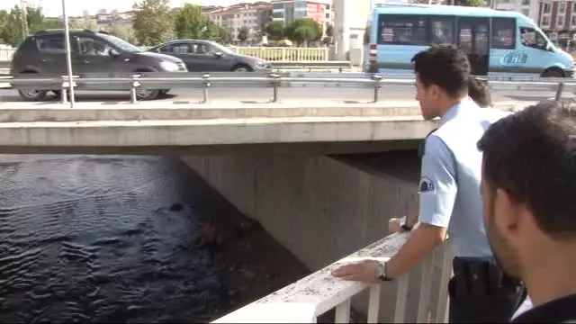 Dere Yatağında Yarı Çıplak Mahsur Kaldı,