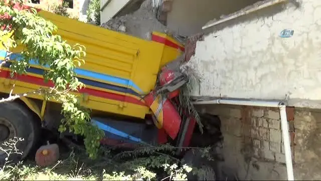 Freni Patlayan Hafriyat Kamyonu Yol Kenarındaki Eve Daldı